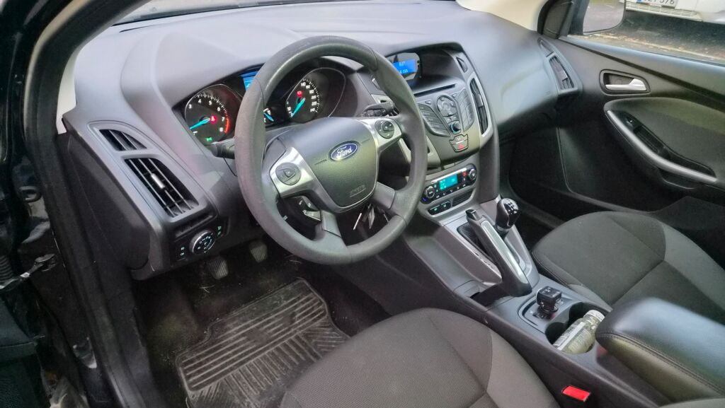 Ford Focus 2011 Musta
