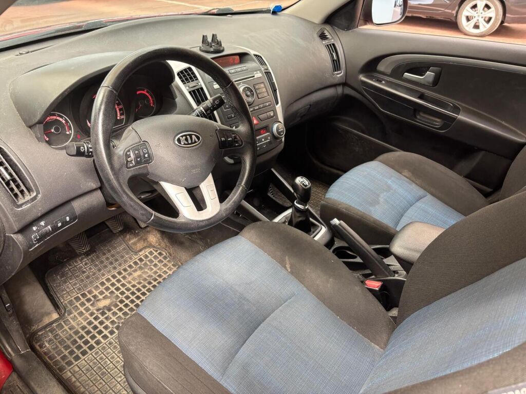 Kia Ceed 2011 Punainen