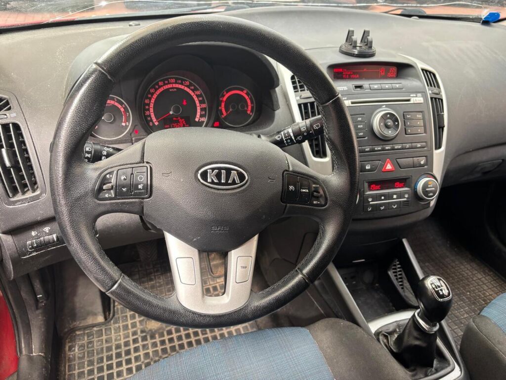 Kia Ceed 2011 Punainen
