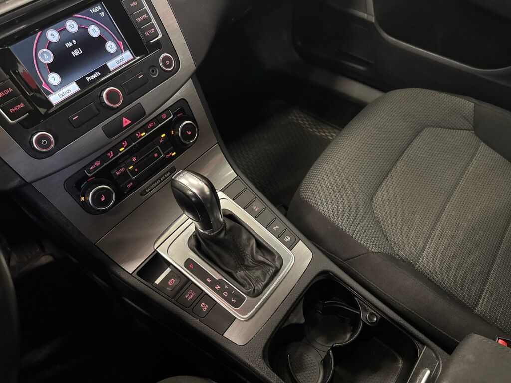 Volkswagen Passat 2011 Ruskea (beige)