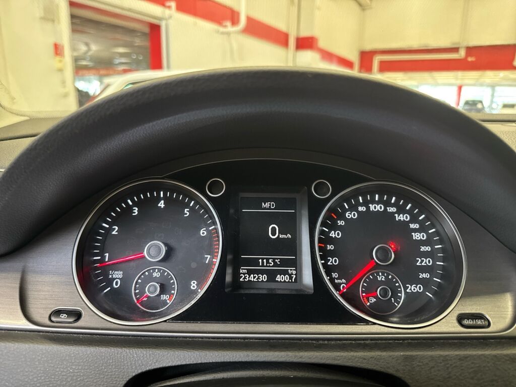 Volkswagen Passat 2011 Ruskea (beige)