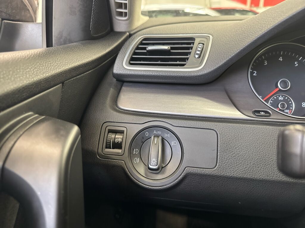 Volkswagen Passat 2011 Ruskea (beige)