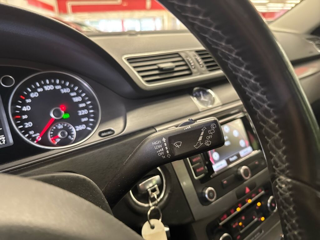 Volkswagen Passat 2011 Ruskea (beige)