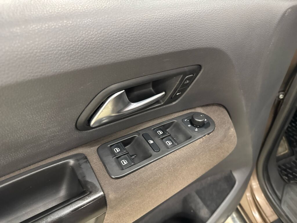 Volkswagen Amarok 2011 Ruskea (beige)