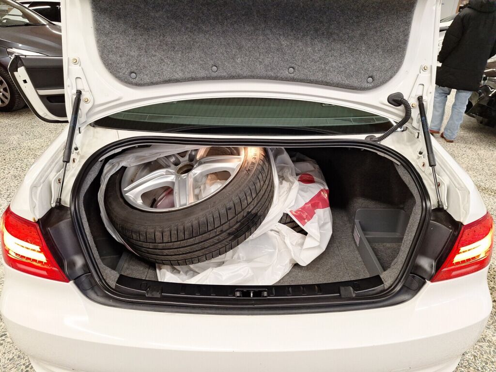 BMW 320 2011 Valkoinen