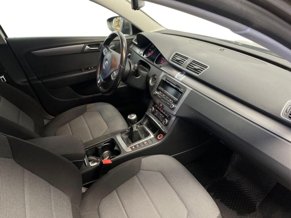 Volkswagen Passat 2012 Ruskea (beige)