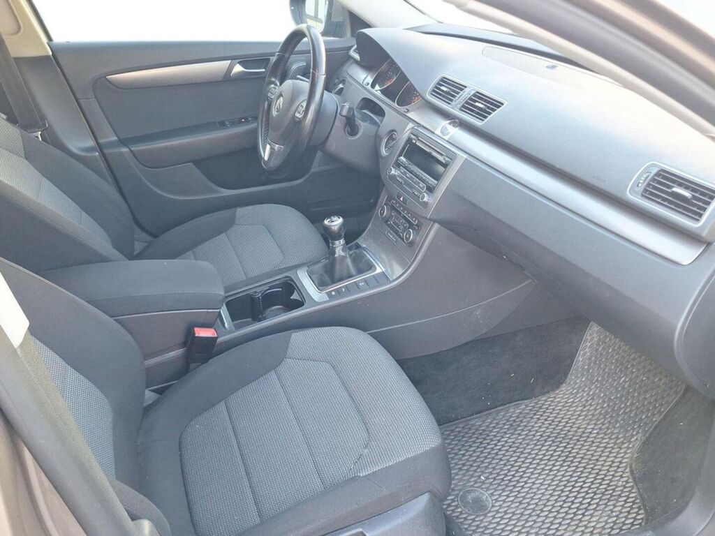 Volkswagen Passat 2012 Ruskea (beige)