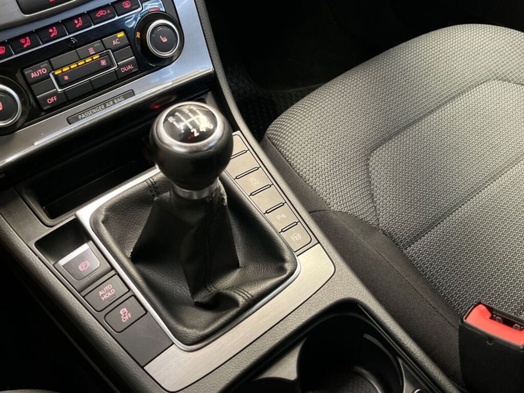 Volkswagen Passat 2012 Ruskea (beige)