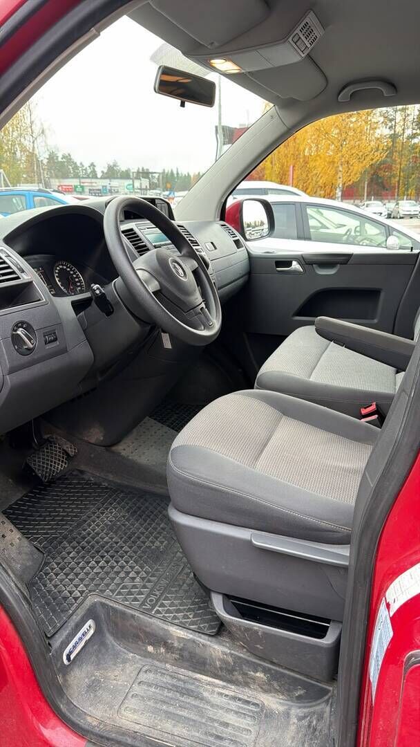 Volkswagen Caravelle 2011 Punainen