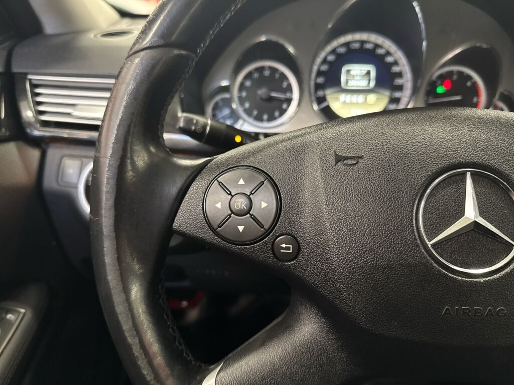 Mercedes-Benz E 2011 Musta