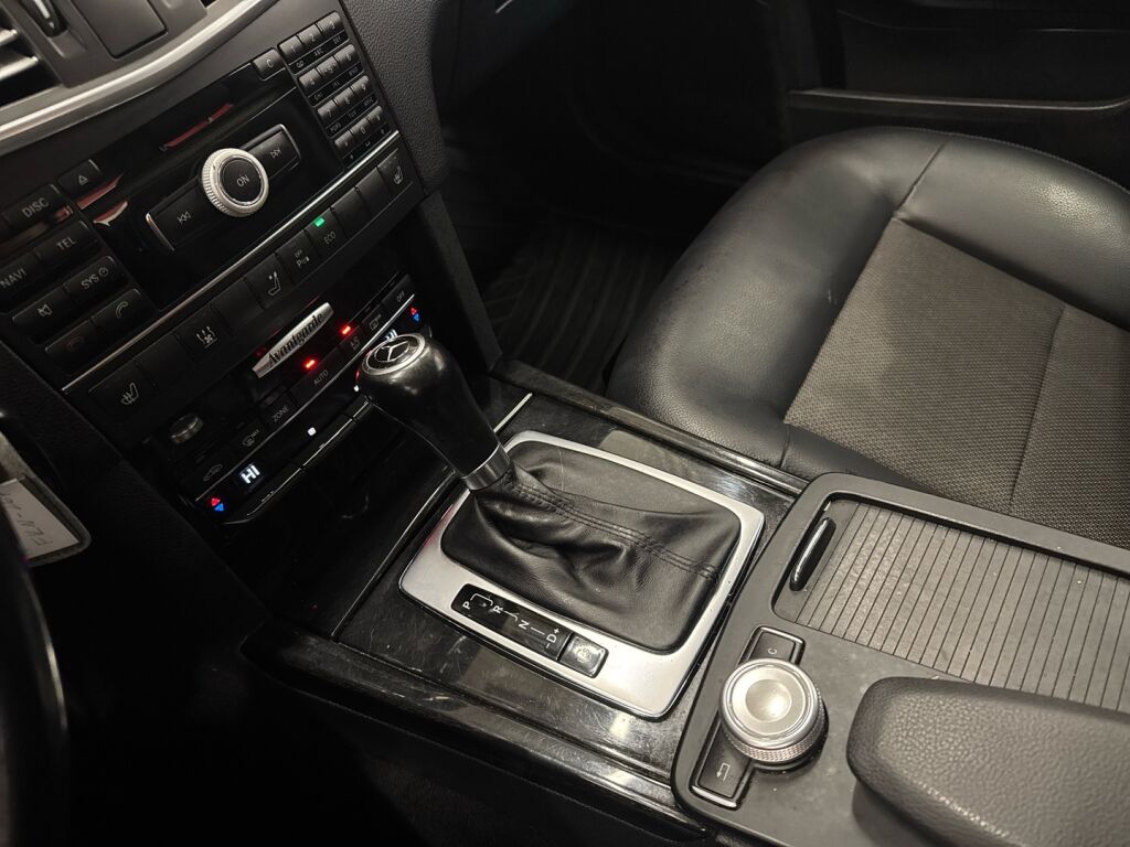 Mercedes-Benz E 2011 Musta