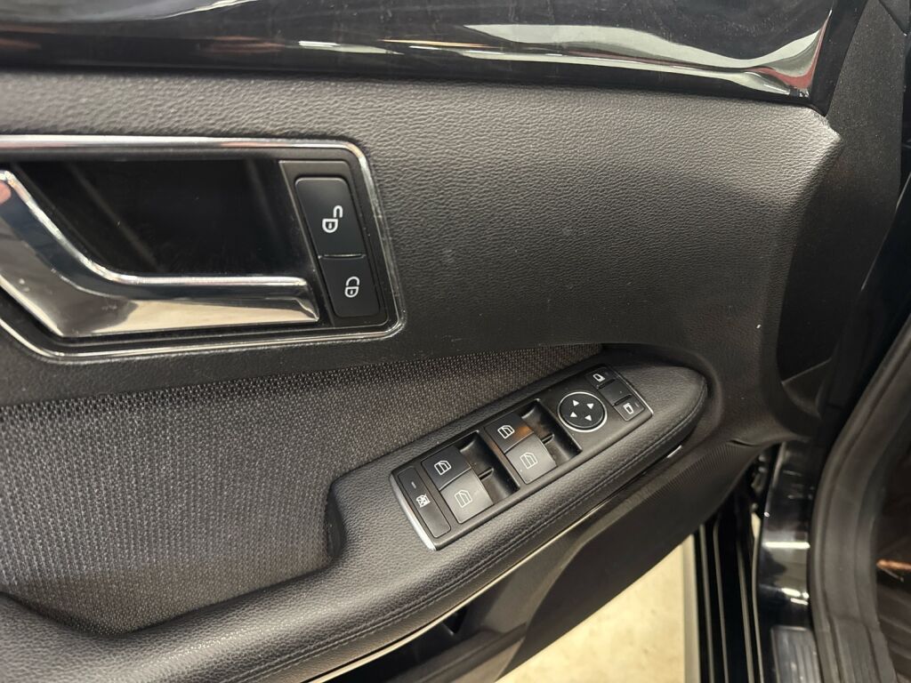 Mercedes-Benz E 2011 Musta