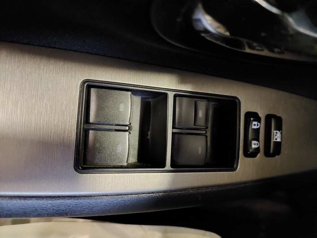 Toyota Avensis 2011 Vihreä