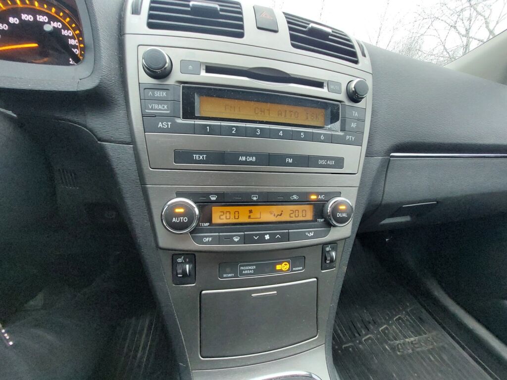 Toyota Avensis 2011 Vihreä