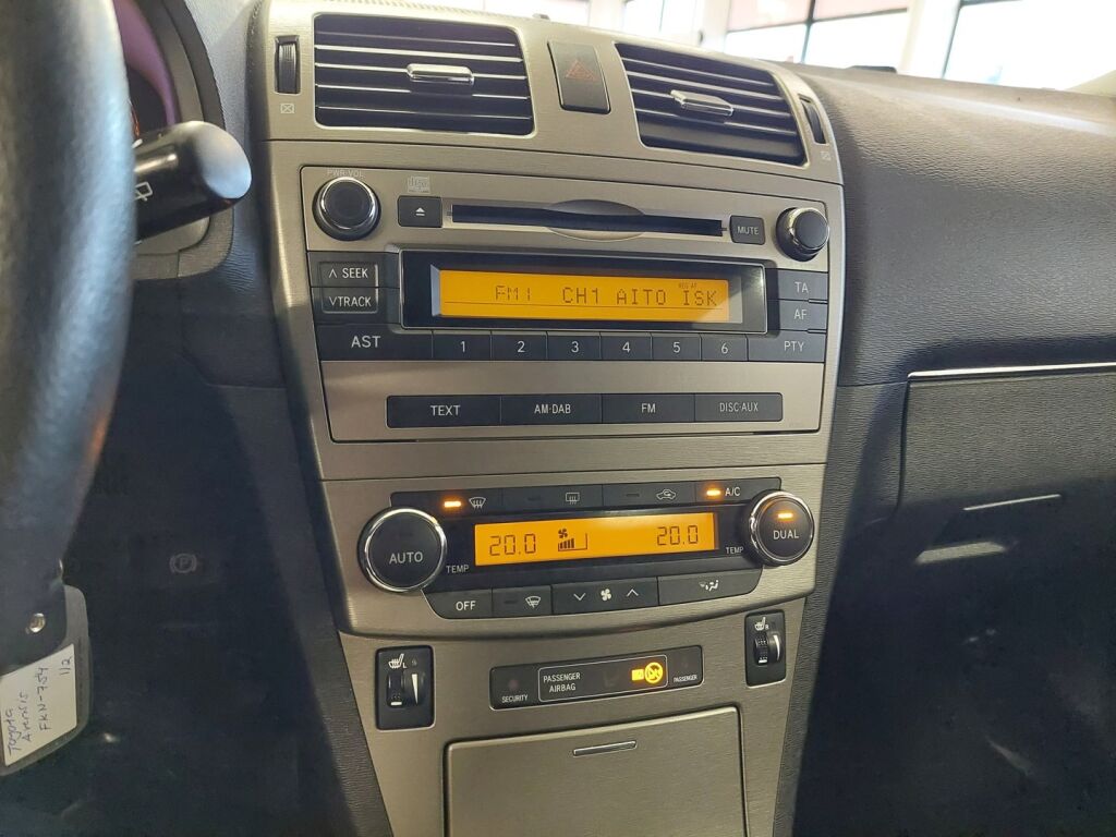 Toyota Avensis 2011 Vihreä