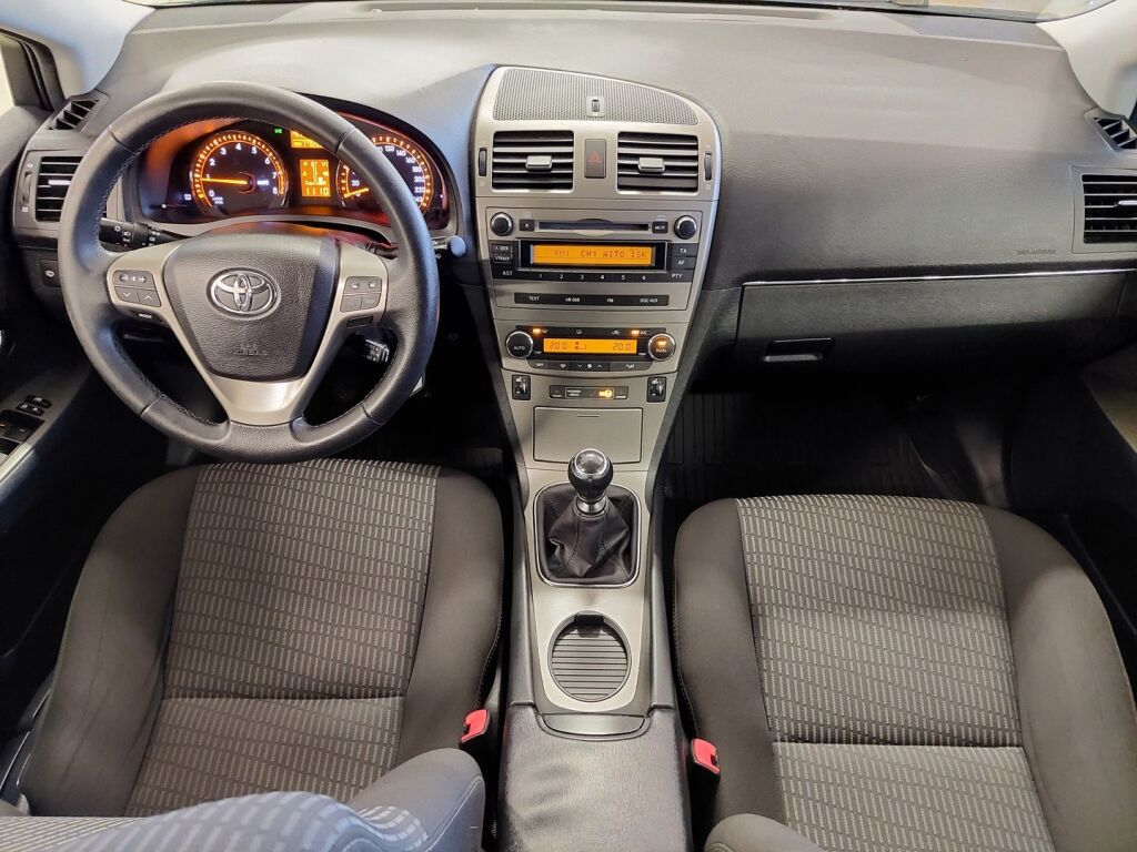 Toyota Avensis 2011 Vihreä