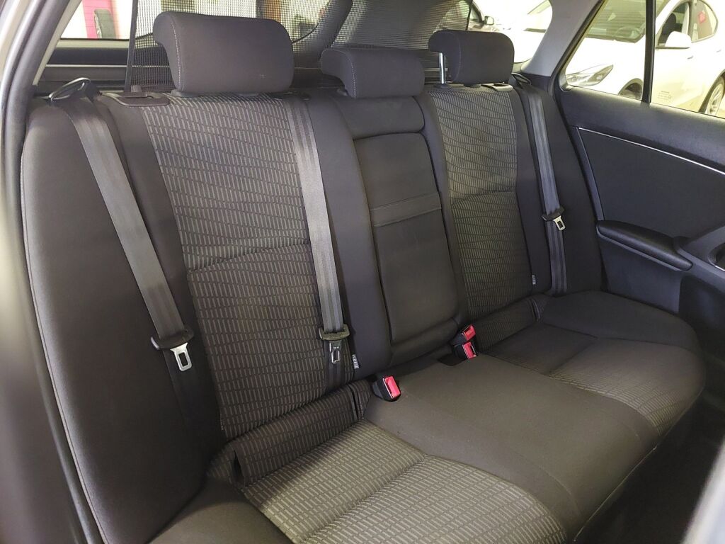 Toyota Avensis 2011 Vihreä