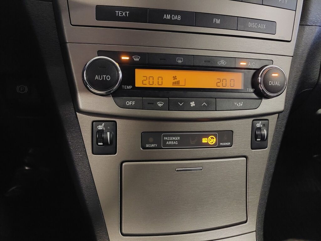 Toyota Avensis 2011 Vihreä