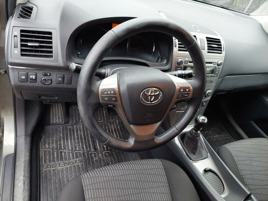 Toyota Avensis 2011 Vihreä