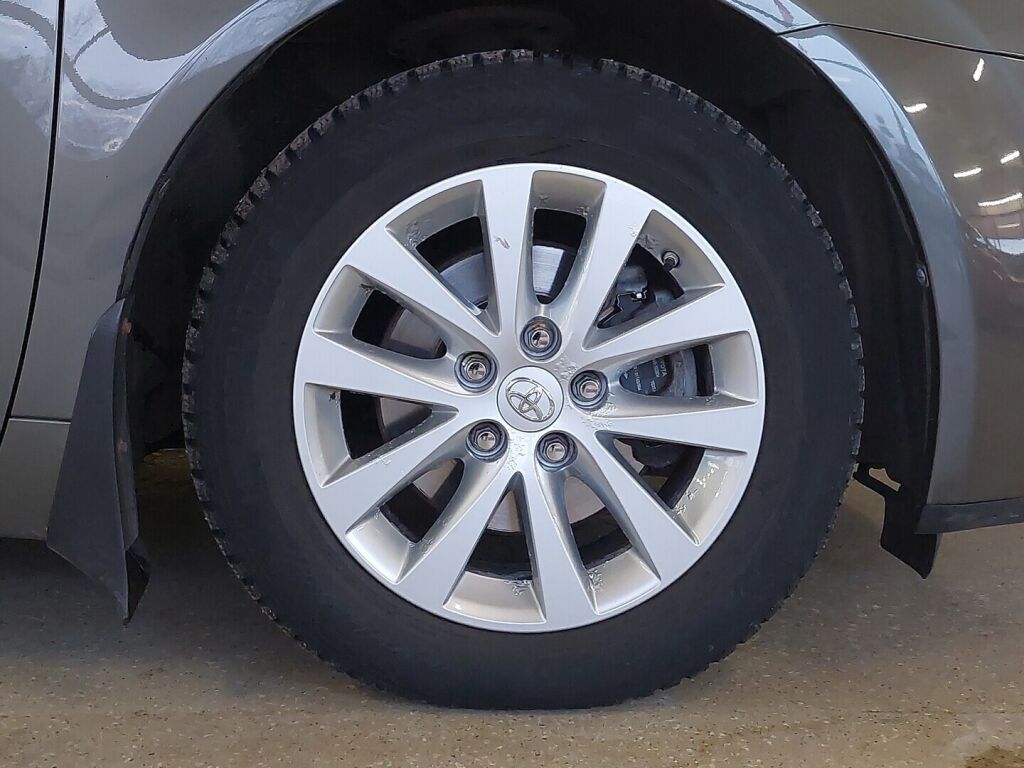 Toyota Avensis 2011 Vihreä