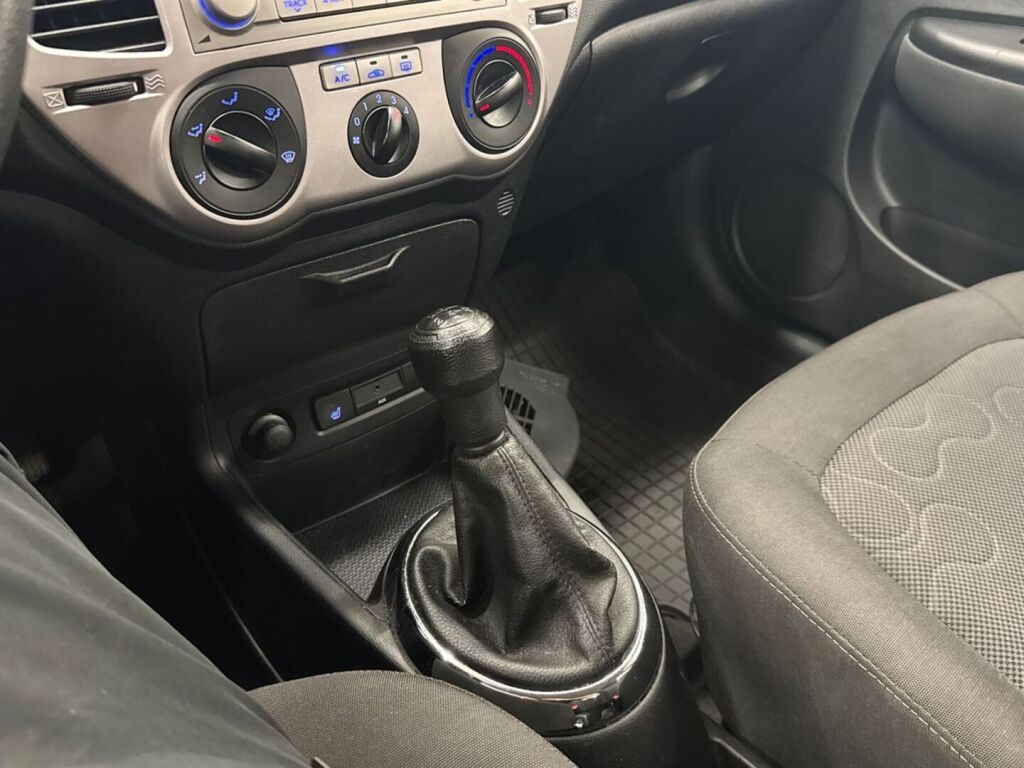 Hyundai i20 2011 Punainen
