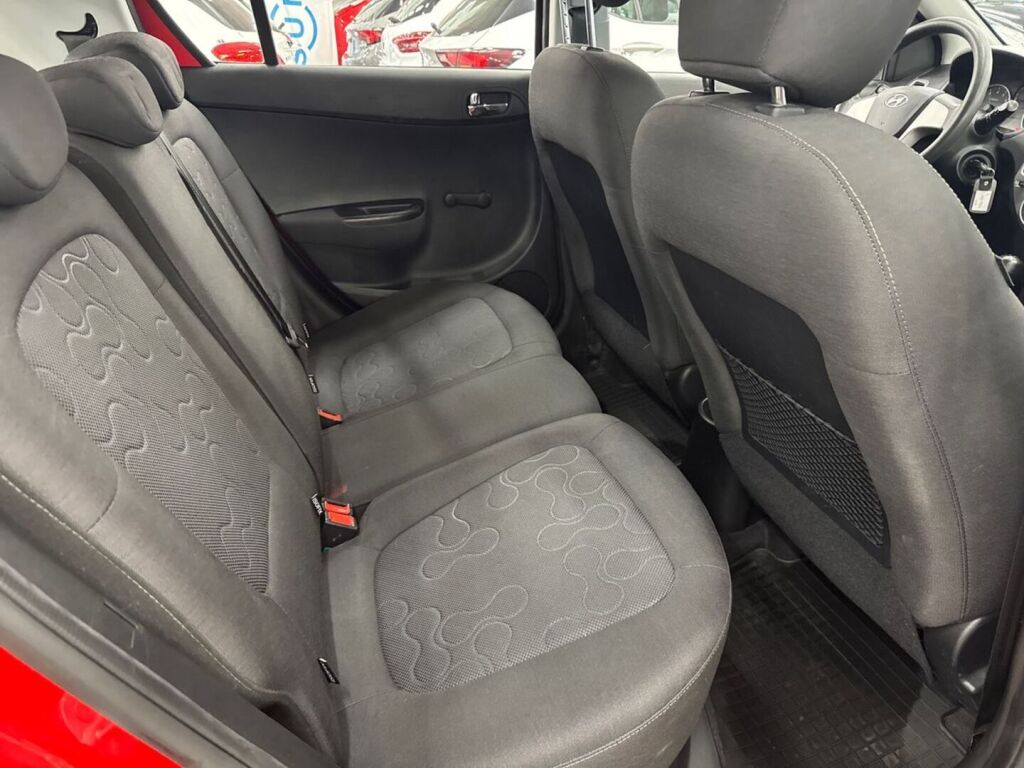 Hyundai i20 2011 Punainen