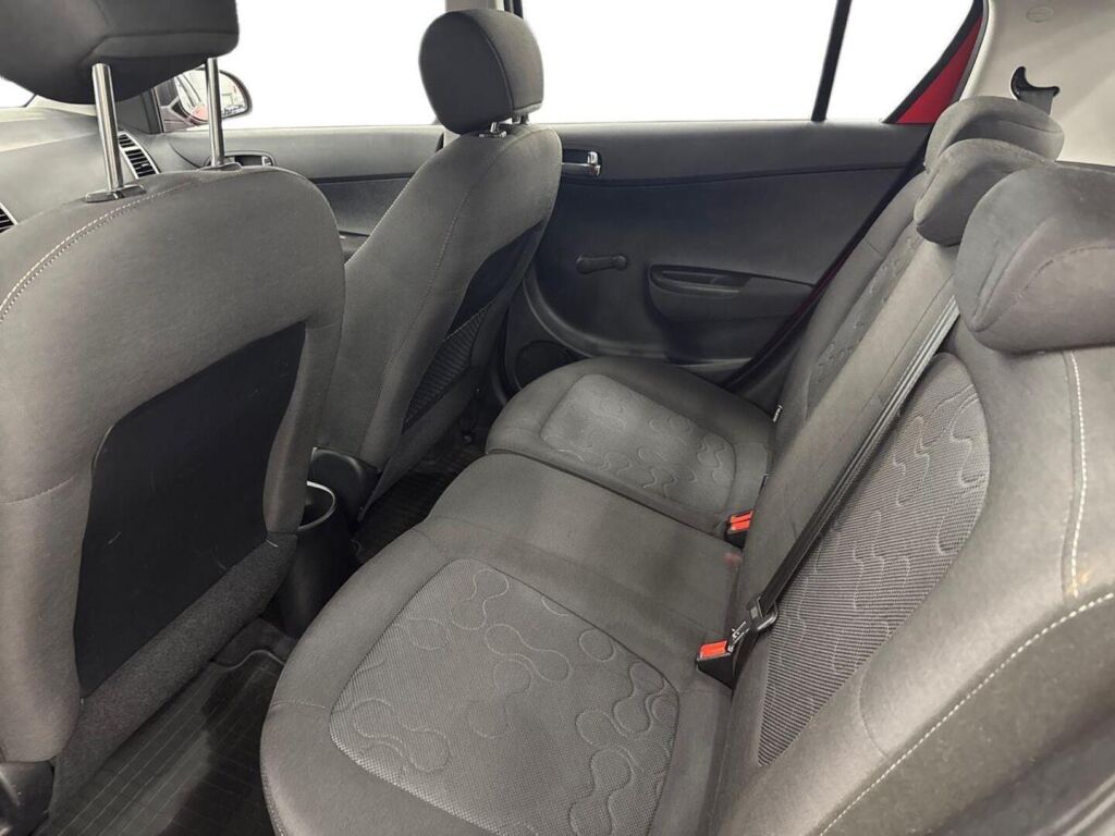 Hyundai i20 2011 Punainen