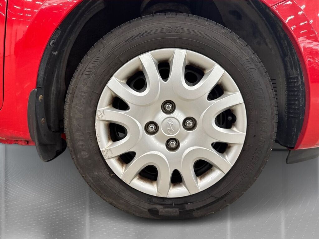 Hyundai i20 2011 Punainen