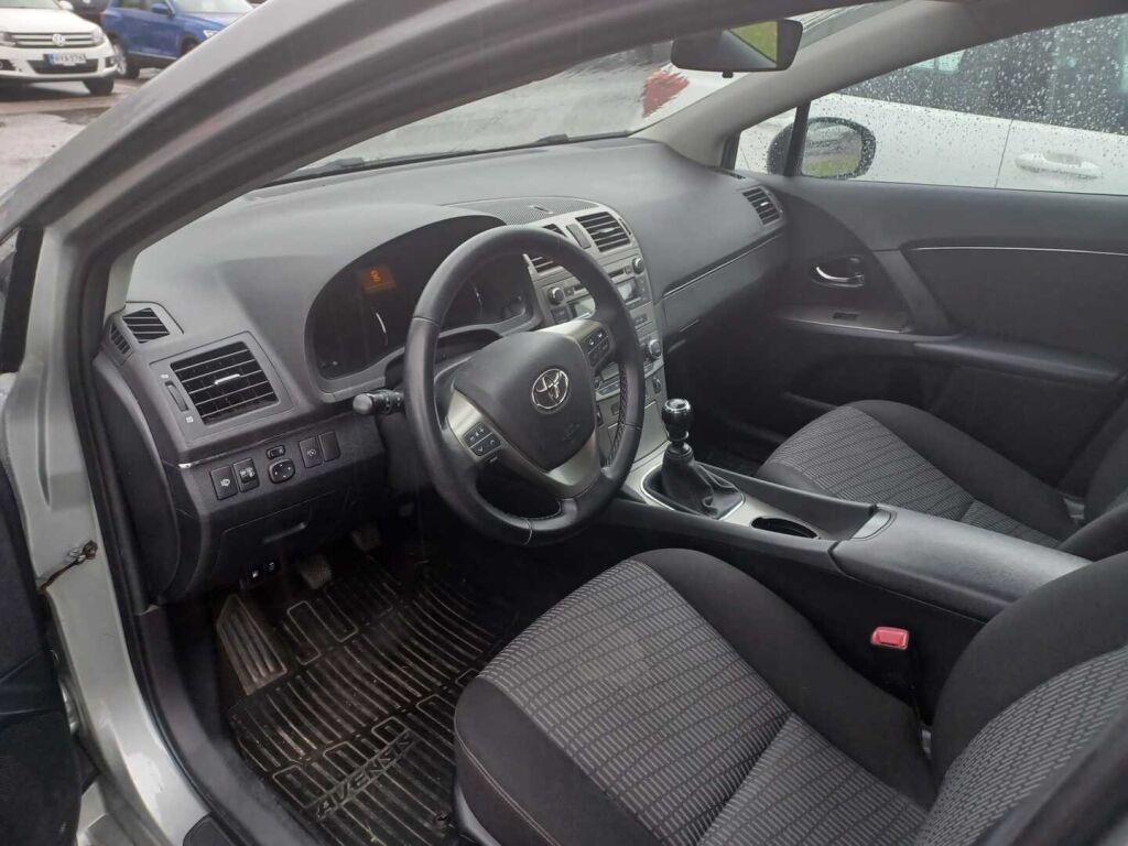 Toyota Avensis 2011 Harmaa