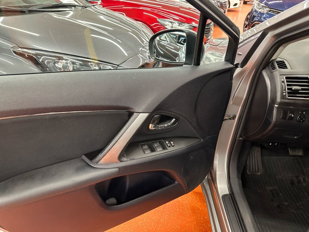 Toyota Avensis 2012 Harmaa