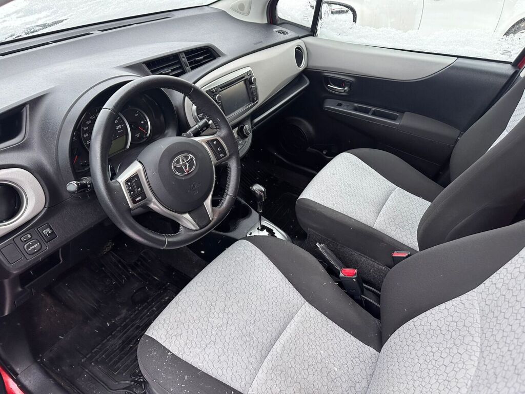 Toyota Yaris 2012 Punainen