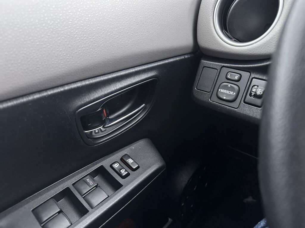 Toyota Yaris 2012 Punainen