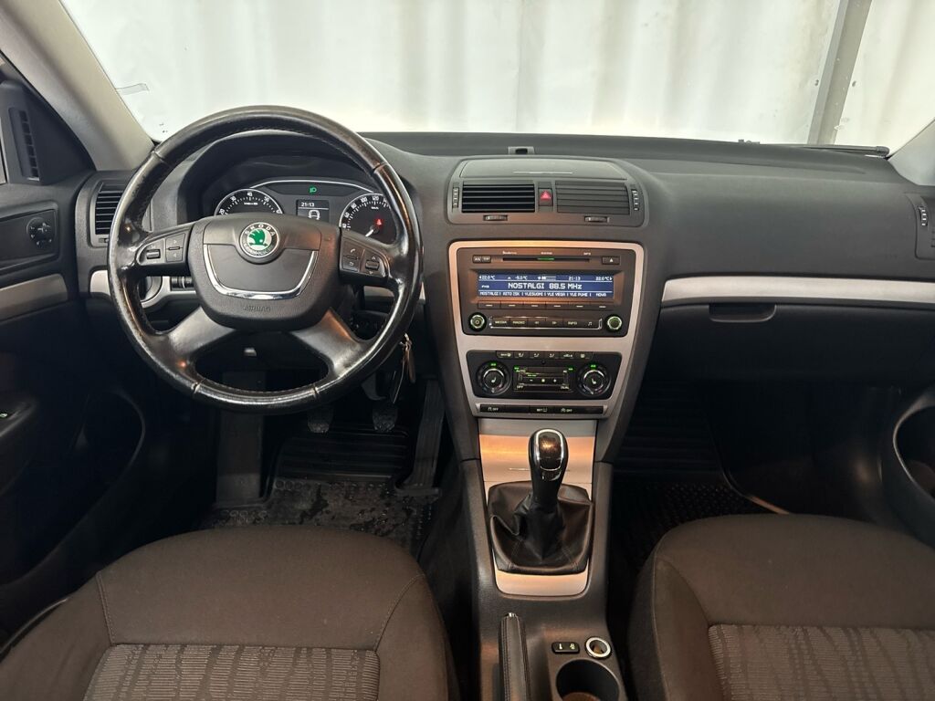 Skoda Octavia 2012 Ruskea (beige)