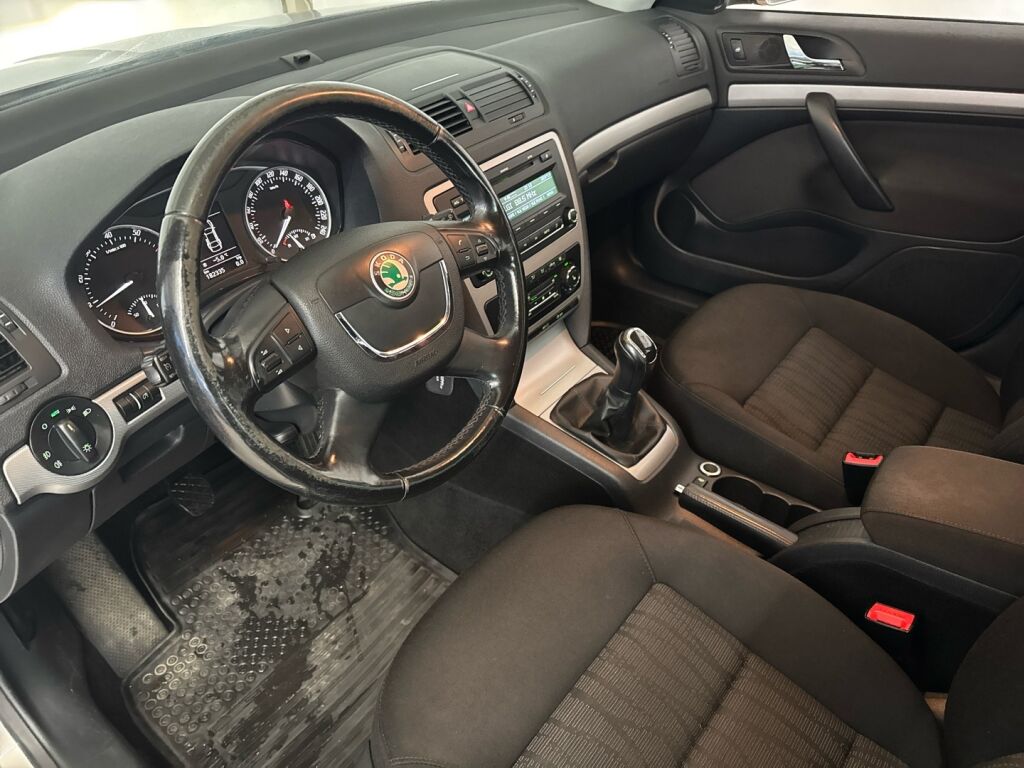 Skoda Octavia 2012 Ruskea (beige)