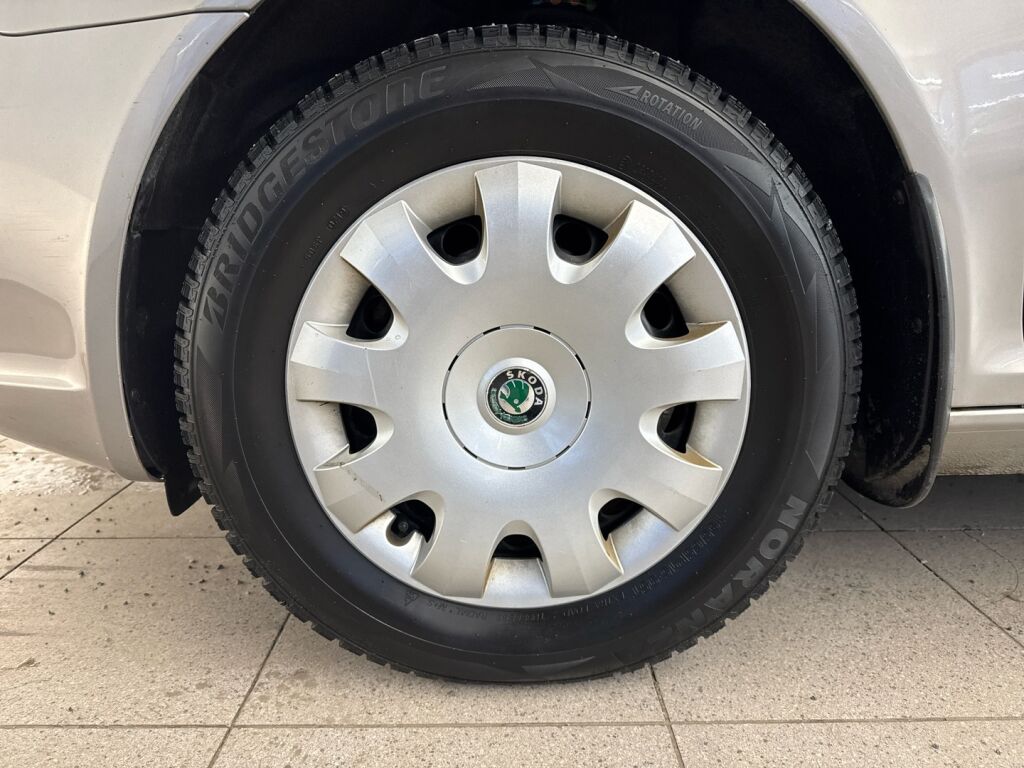 Skoda Octavia 2012 Ruskea (beige)