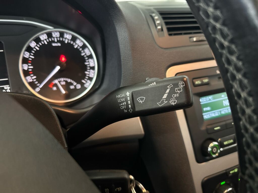 Skoda Octavia 2012 Ruskea (beige)