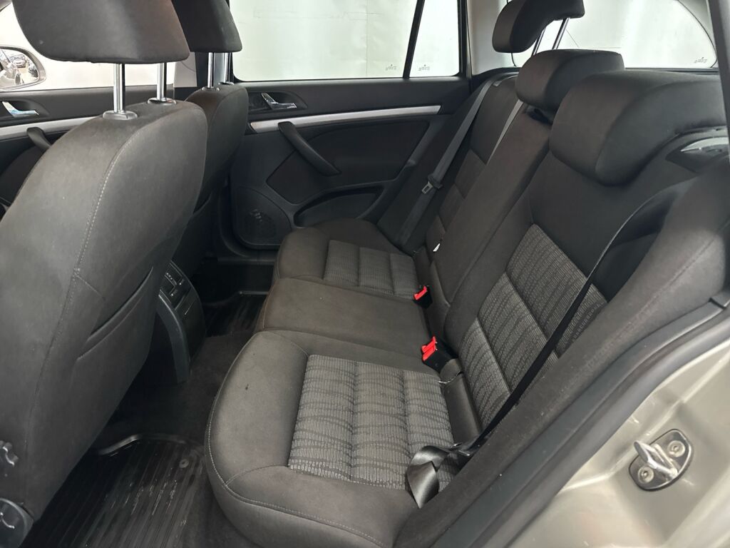 Skoda Octavia 2012 Ruskea (beige)