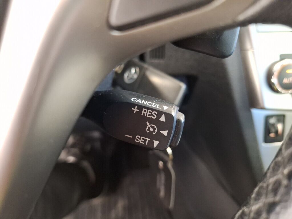 Toyota Avensis 2012 Harmaa