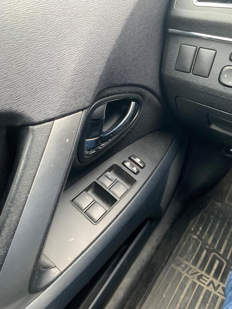 Toyota Avensis 2012 Harmaa