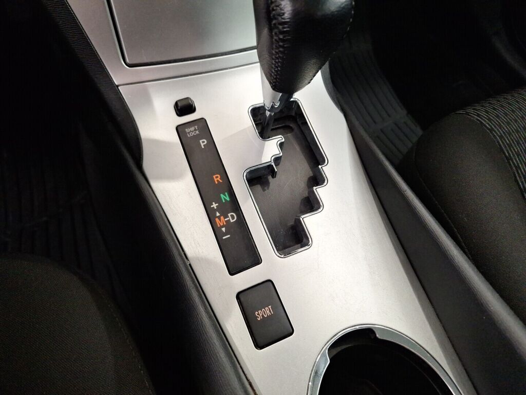 Toyota Avensis 2012 Harmaa