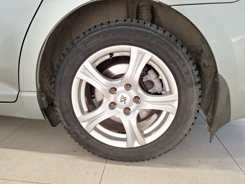 Toyota Avensis 2012 Harmaa