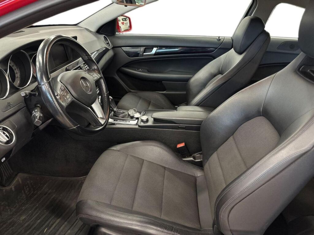 Mercedes-Benz C 2012 Punainen