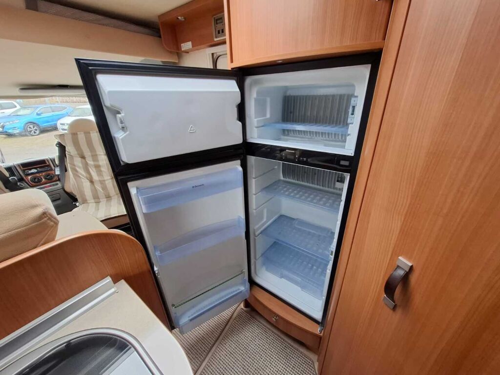 Bürstner Aviano I707 2012 Ruskea (beige)