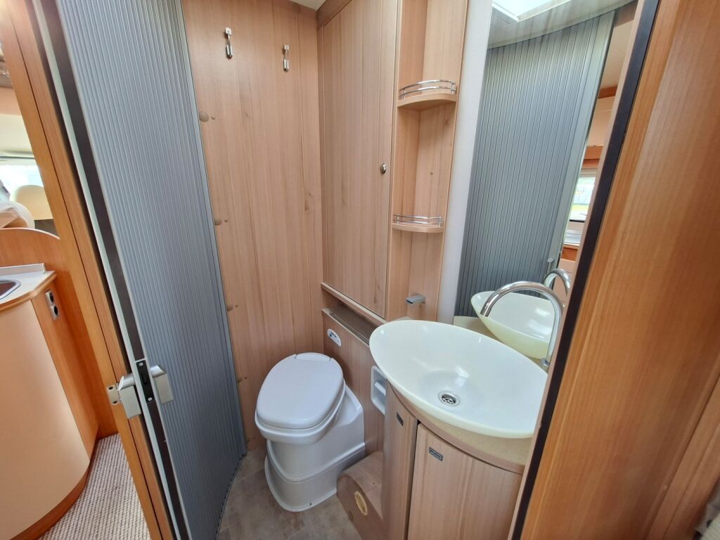 Bürstner Aviano I707 2012 Ruskea (beige)