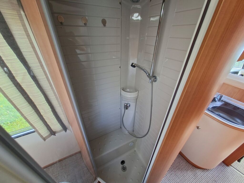 Bürstner Aviano I707 2012 Ruskea (beige)