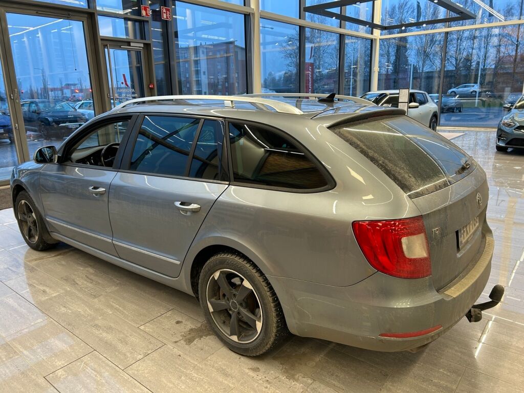 Skoda Superb 2012 Hopea