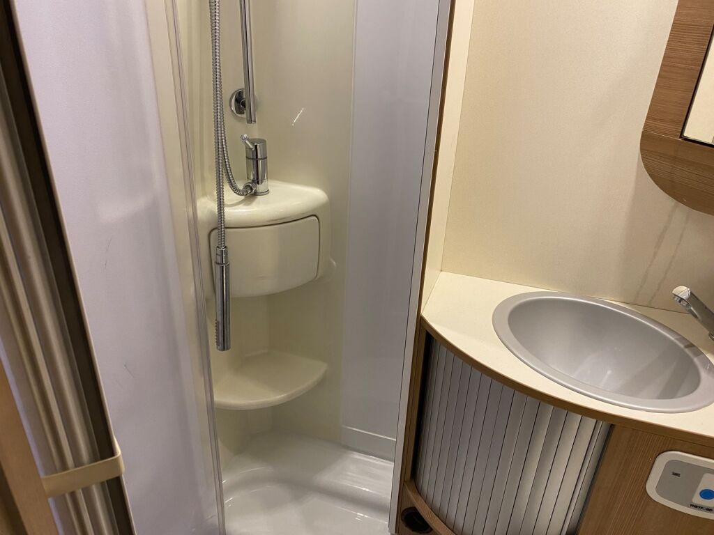 Adria Matrix Axess M 680SP 2013 Valkoinen