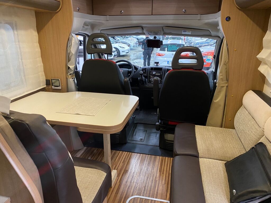 Adria Matrix Axess M 680SP 2013 Valkoinen