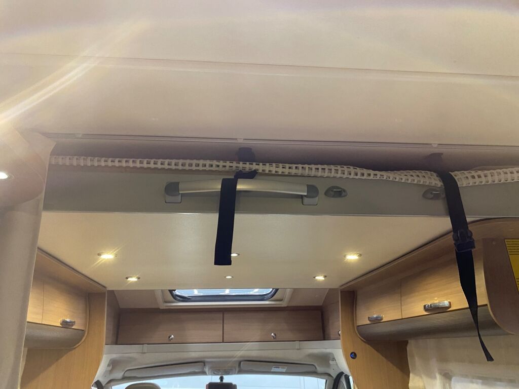 Adria Matrix Axess M 680SP 2013 Valkoinen