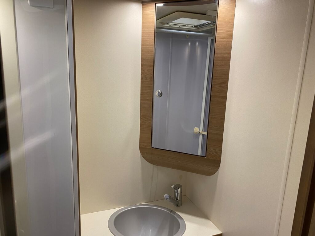 Adria Matrix Axess M 680SP 2013 Valkoinen